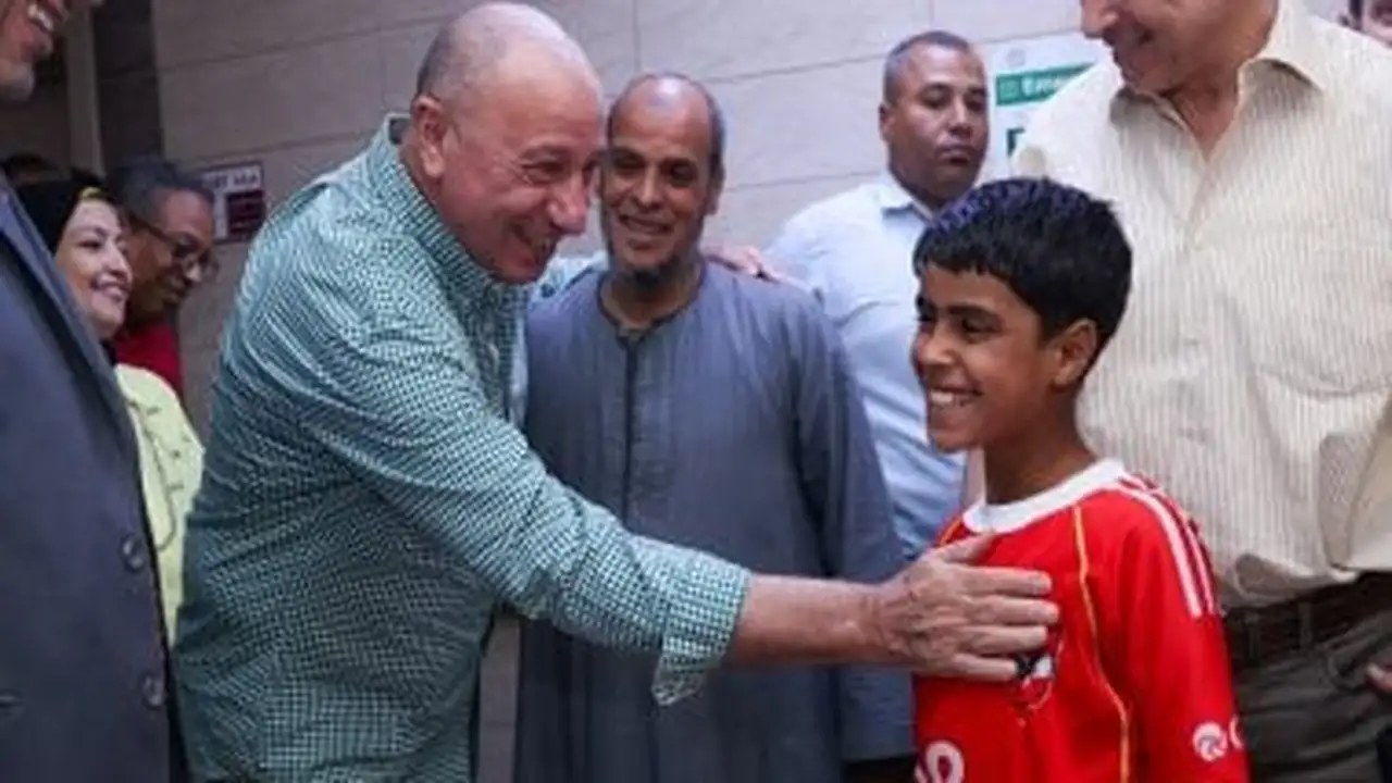الخطيب يطمئن على تطورات الحالة الصحية لـ«مشجع الأهلي»